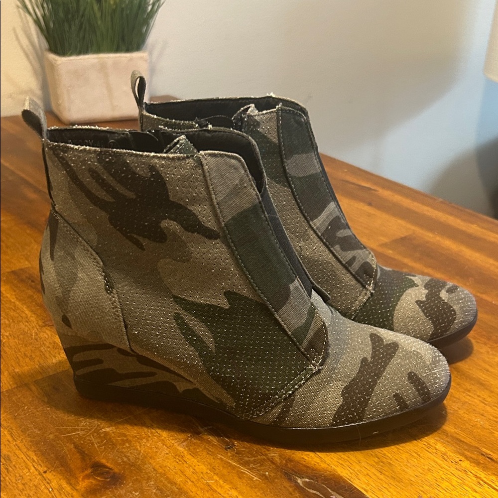 Sho Beautiful Women Camouflage Canvas Inside Zip Wedge Ankle Booties..7.5